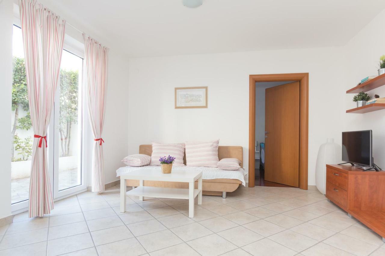 Alpeza Apartments Bol Cameră foto